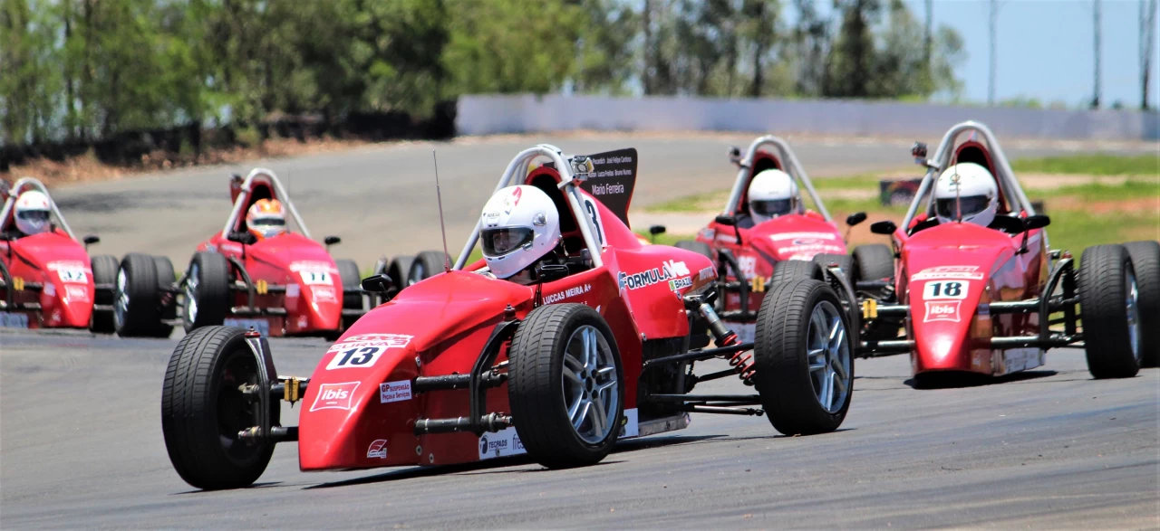 F-VEE - CATEGORIA TEM CAMPEÃO AO ESTILO SENNA-HAMILTON