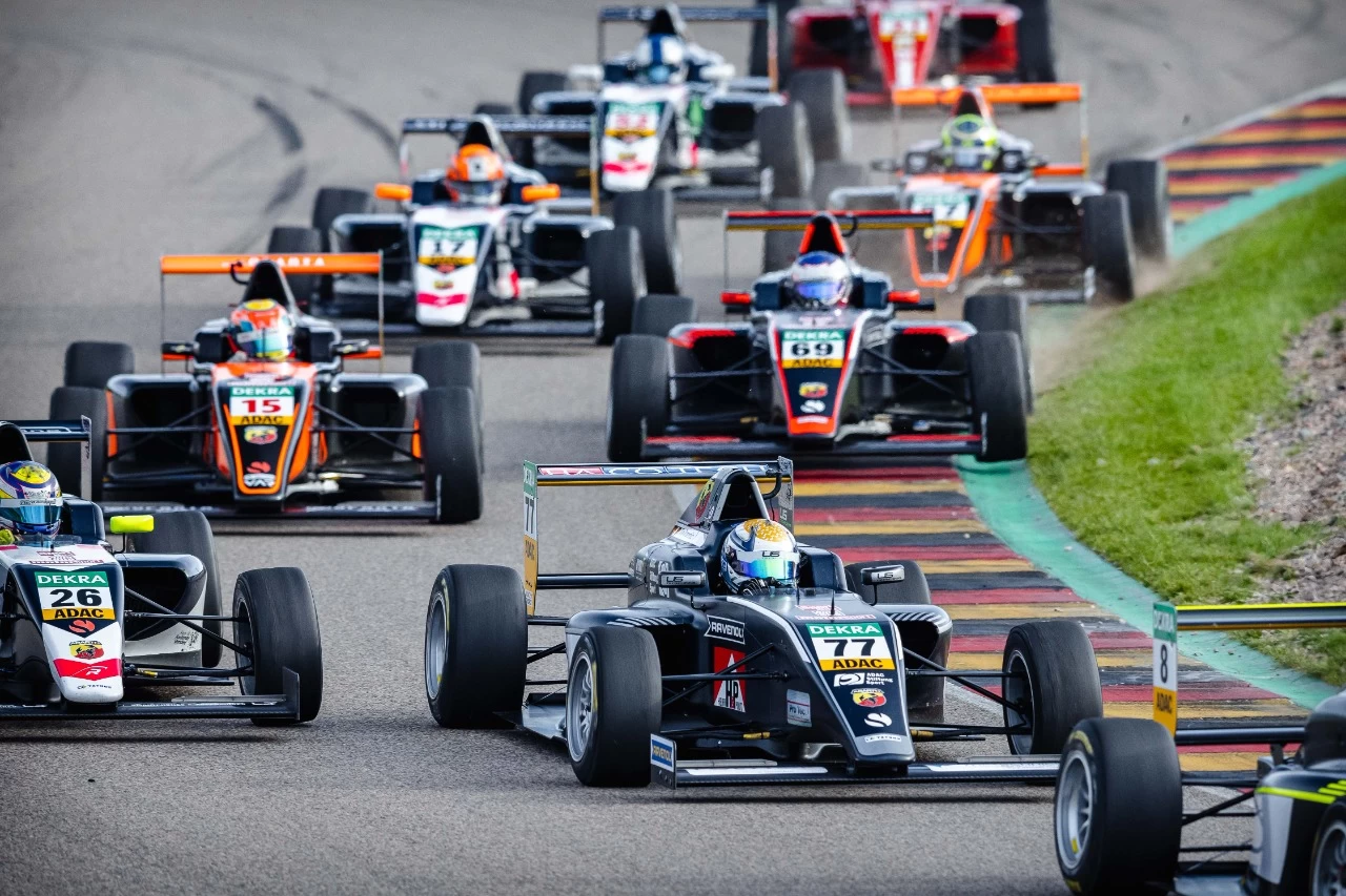 FORMULA 4 - SETE EX-PILOTOS DE F4 ESTARÃO NA F1 EM 2022
