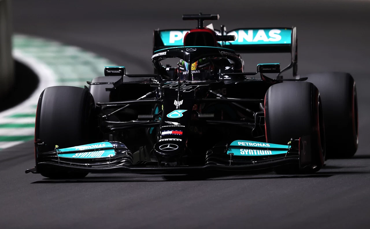 FÓRMULA 1 - HAMILTON LIDERA TREINO LIVRE 2