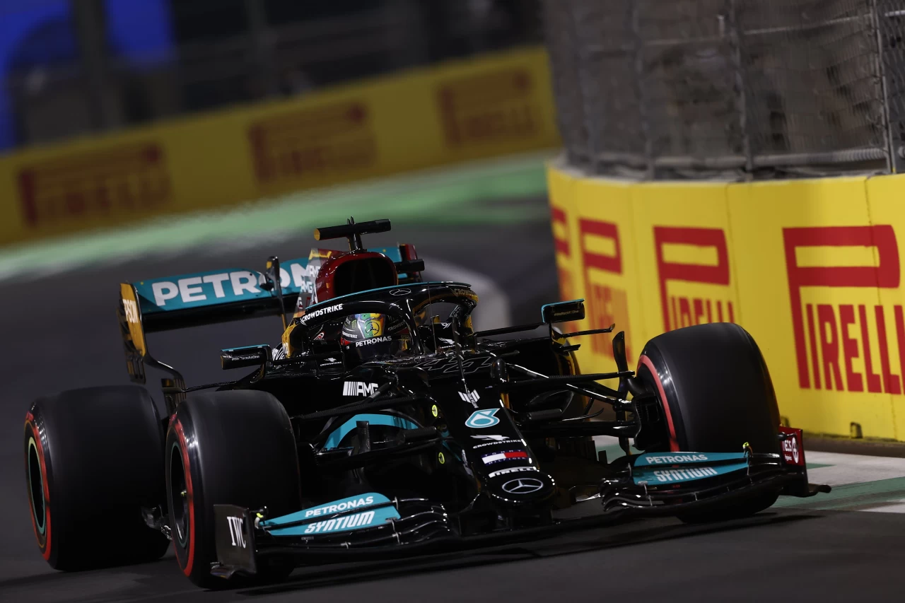 FORMULA 1 - HAMILTON VENCE NO CAOS DA ARÁBIA SAUDITA