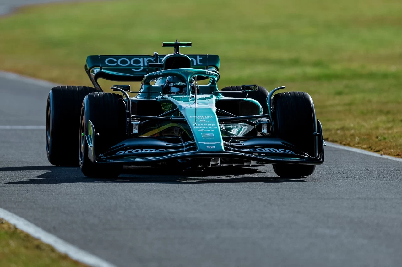 FÓRMULA 1 – O AMR22 JÁ FOI PRA PISTA!