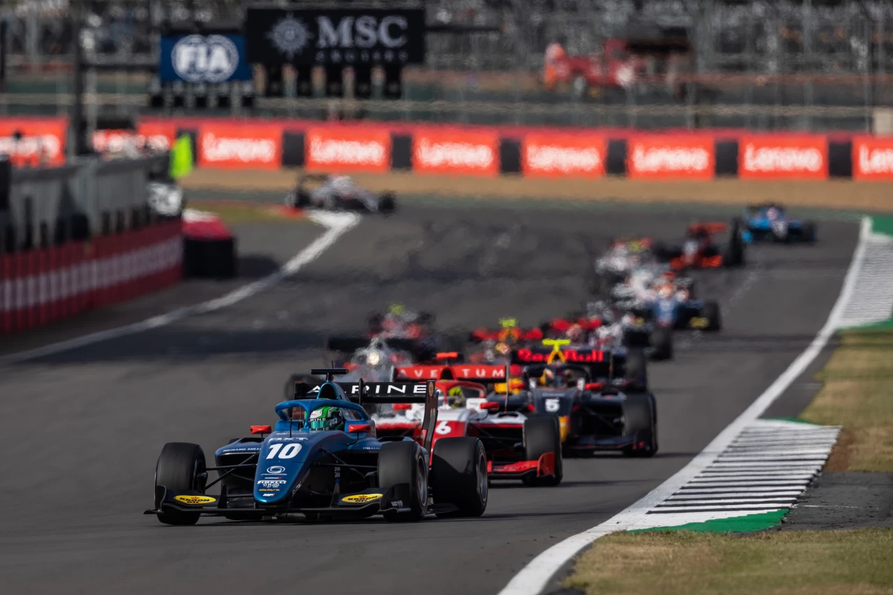 FORMULA 3 -CAIO COLLET CONQUISTA 4º LUGAR EM SILVERSTONE E ENTRA NO GRUPO DOS DEZ MELHORES NA CLASSIFICAÇÃO.