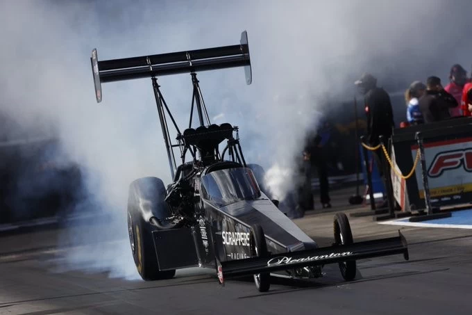 NHRA - Mike Salinas desbanca favorito e mantém seqüência de vitórias na Thunder Valley Nationals